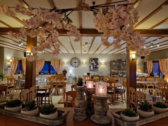 La Villa des Fleurs Restaurant in Nadrin